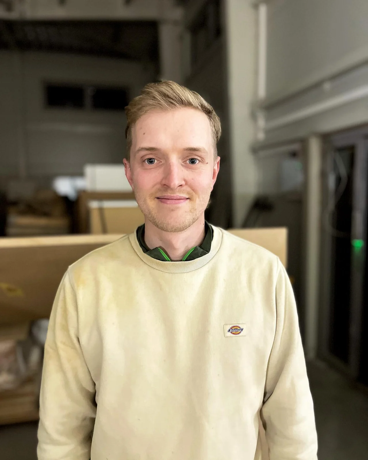 Nicolai fra FD Møbeldesign i verkstedet