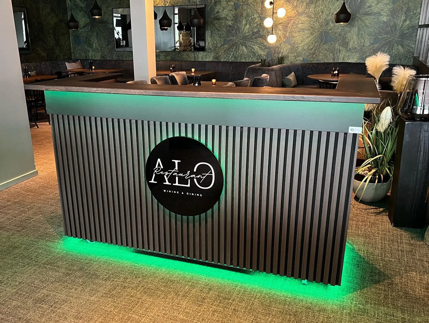 Spesialbygd bardisk med spilefronter hos ALO Restaurant